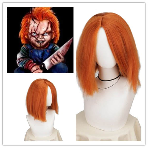 Chucky é um homem de cabelos curtos, com o cosplay.