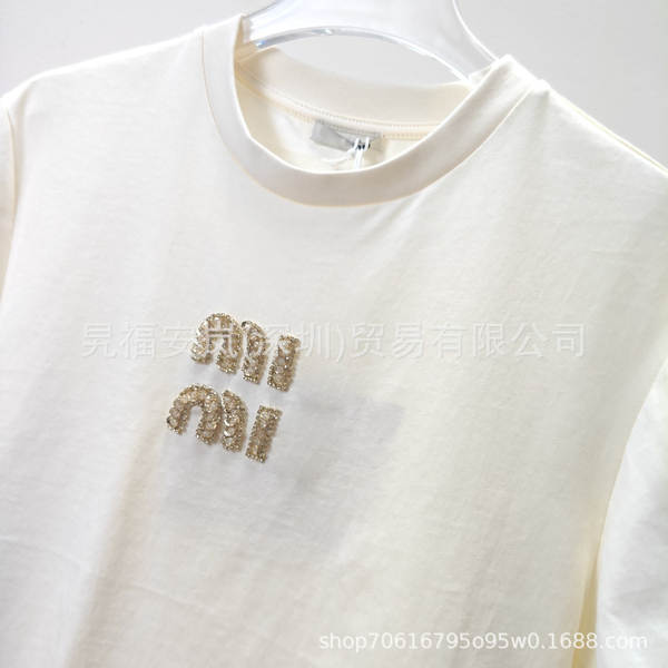 A nova camiseta da primavera e do verão de 2025 é a camiseta feminina de curta-metragem.
