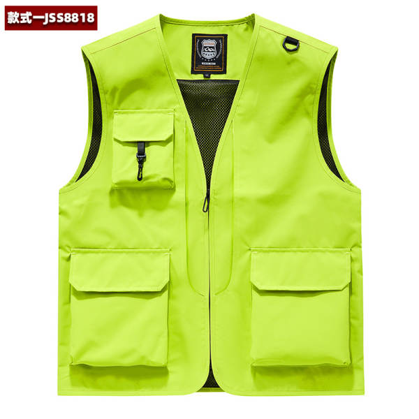 Vestido de trabalho fotográfico ao ar livre com várias bolsas de publicidade