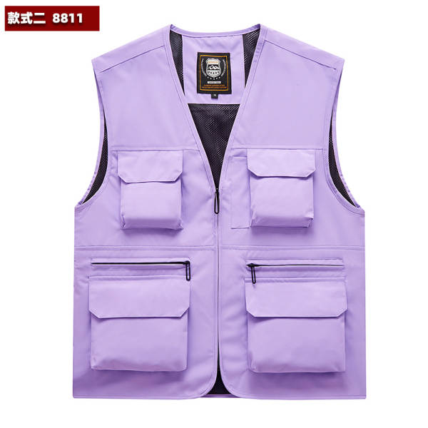 Vestido de trabalho fotográfico ao ar livre com várias bolsas de publicidade