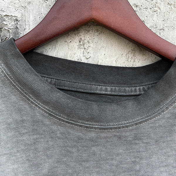 Camiseta short sleeve com estampa e detalhes em wash