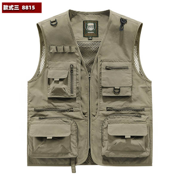 Vestido de trabalho fotográfico ao ar livre com várias bolsas de publicidade