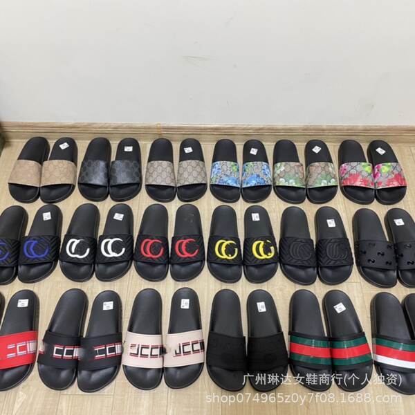 Jovens e mulheres da mesma faixa etária em casa com sapatos de praia em casa