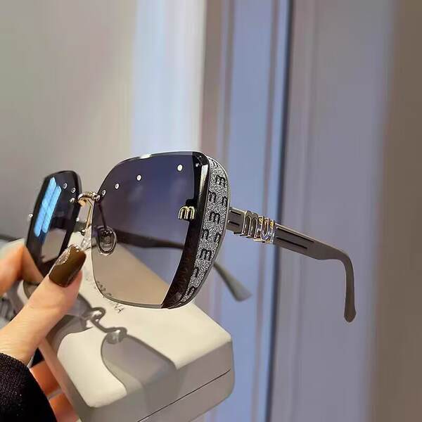 2026 Novo modelo de óculos de sol de borda do grande quadro feminino sensualidade avançada óculos de óculos de óculos de óculos de vidro quadrado de moda anti-ultravioleta visão facial pequena