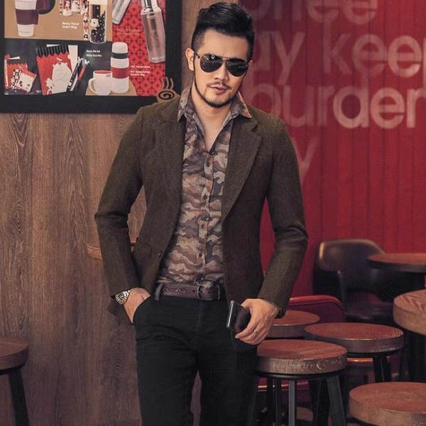 No Inverno, os homens se vestiram com roupas de cor branca, mas os homens se vestiam com roupas de cor branca.