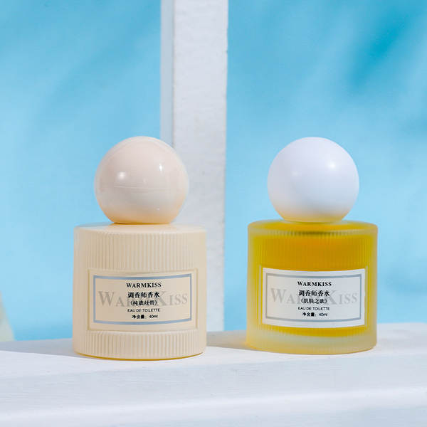 Mulheres perfumadas com perfume no mercado noturno de luxo.