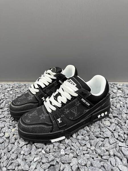 Sapatos masculinos de outono de 2025 novos sapatos de descanso suave com sapatos esportivos de grande porte de tendência permeável para casais