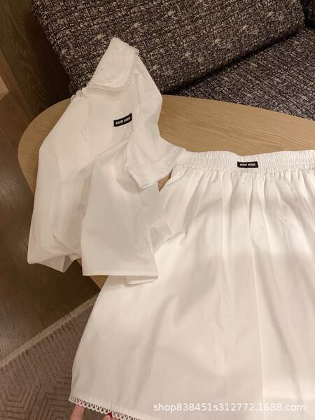 Nova coleção de bonecas com camisa curta