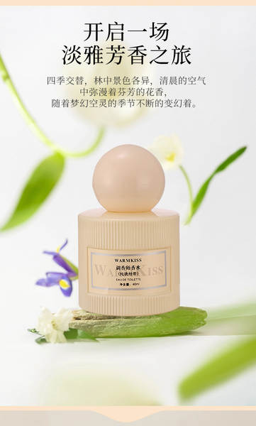 Mulheres perfumadas com perfume no mercado noturno de luxo.