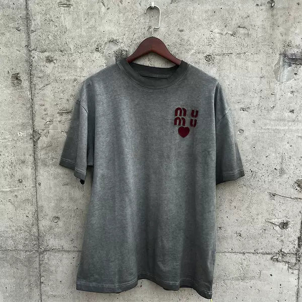 Camiseta short sleeve com estampa e detalhes em wash