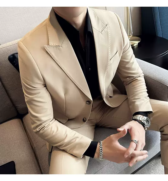 Vestido masculino de verão com duas camisetas masculinas de verão.